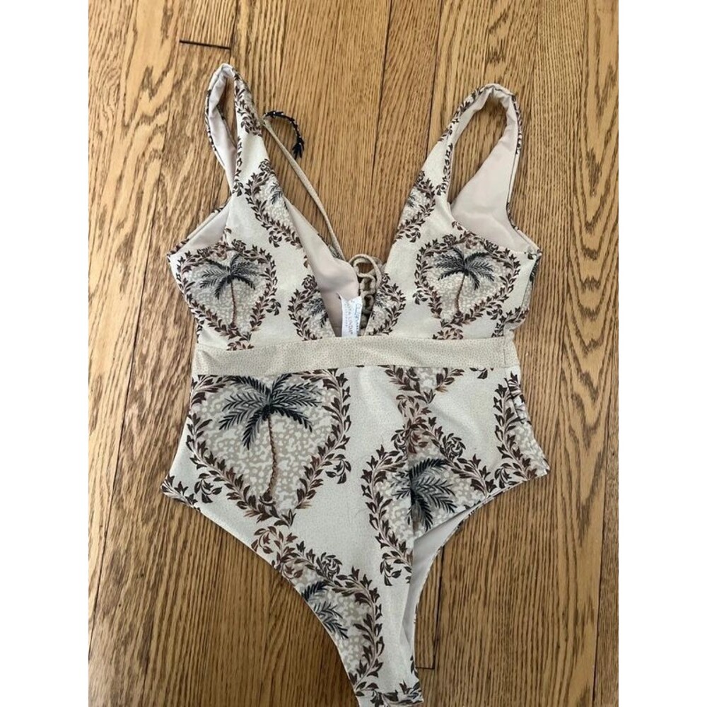 Gorgeous 1 piece bathing suit - Picture 3 of 4